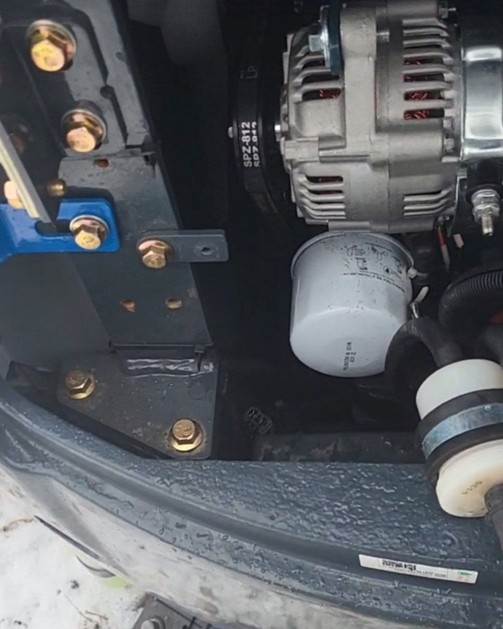 Подкапотное пространство мини-экскаватора Rippa с генератором Denso, белым масляным фильтром и топливным фильтром-отстойником