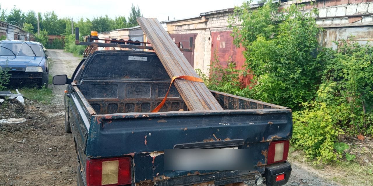 Сходни из профильной трубы 60 на 40 в кузове пикапа, притянутые стяжным ремнём